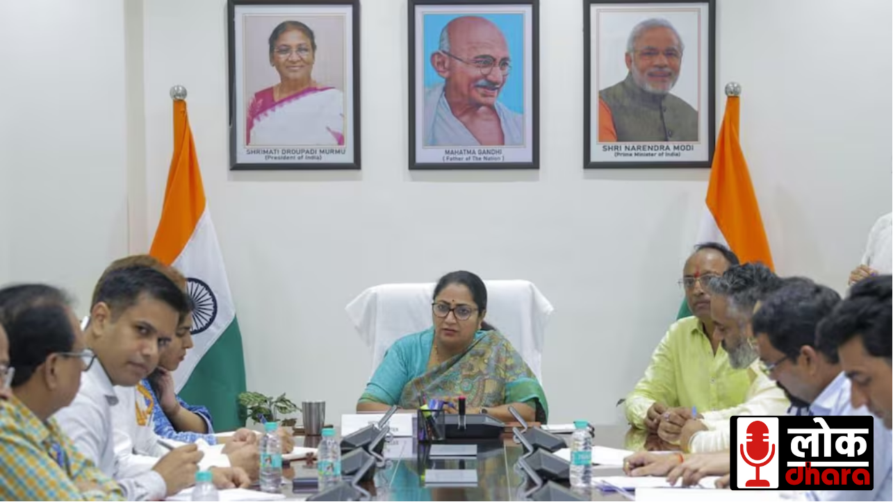 Delhi CM Rekha Gupta Viral Photo: विपक्ष ने पंचायत से की तुलना, पति की मौजूदगी पर उठे सवाल
